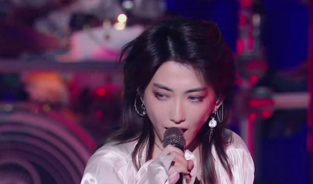 《乐夏2》中点评犀利的他,被誉为女神收割机,51岁