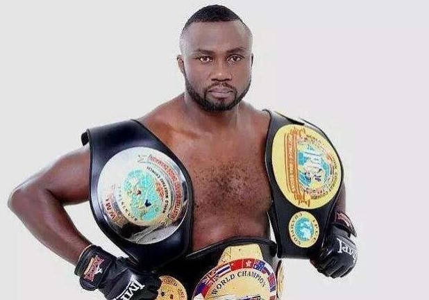 他还是很快便成为了一名职业拳手,在当地的各种拳击赛事中也取得了不