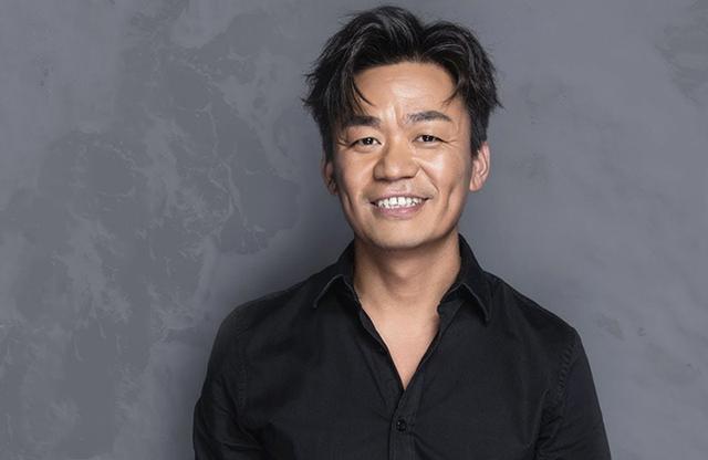 王宝强现身少林寺,皮肤黝黑脸部皱纹明显,手上名表吸睛