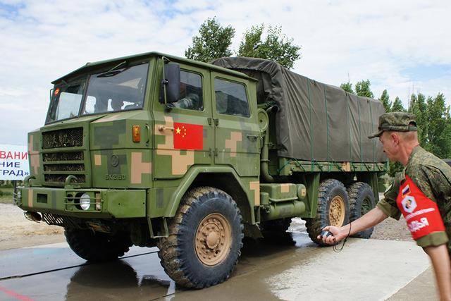 2016年汽车能手比赛,中国参赛队的陕汽sx2150型6×6卡车准备出发