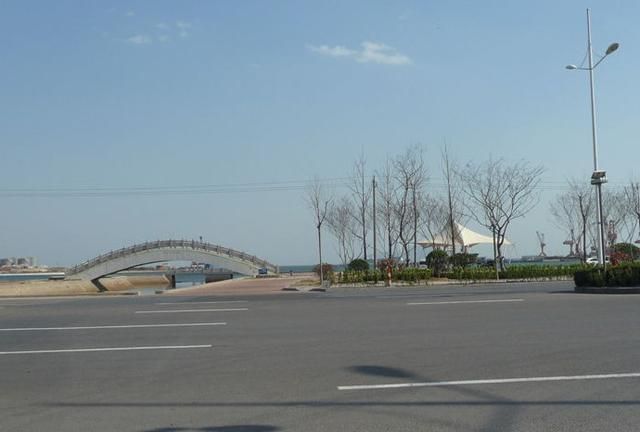 青岛市黄岛区胶南市灵山卫,赶海奇遇之海边沙滩上的小姑娘