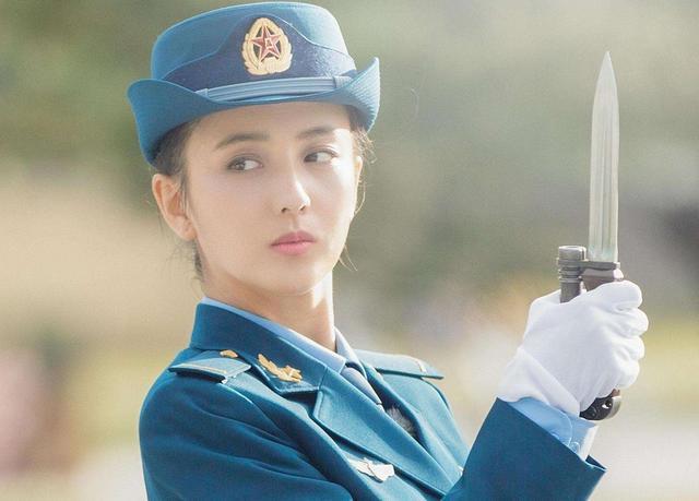 女星军装造型盘点:杨幂佟丽娅英气,张馨予杨紫清爽,热巴阳光