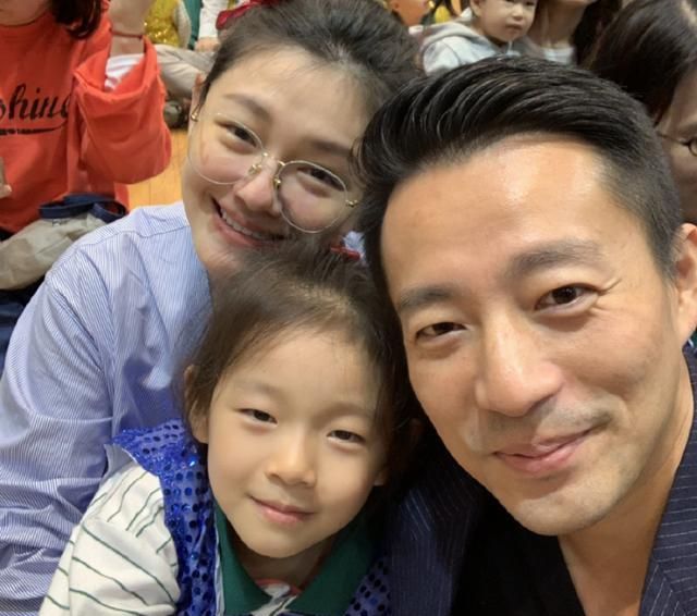 大s晒儿女近照女儿越来越像妈妈儿子直接帅成小王子