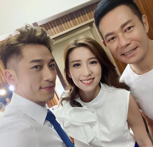 姚子羚表示自己正在开夜班,更晒出和郭晋安和吴卓羲两位型男的合照