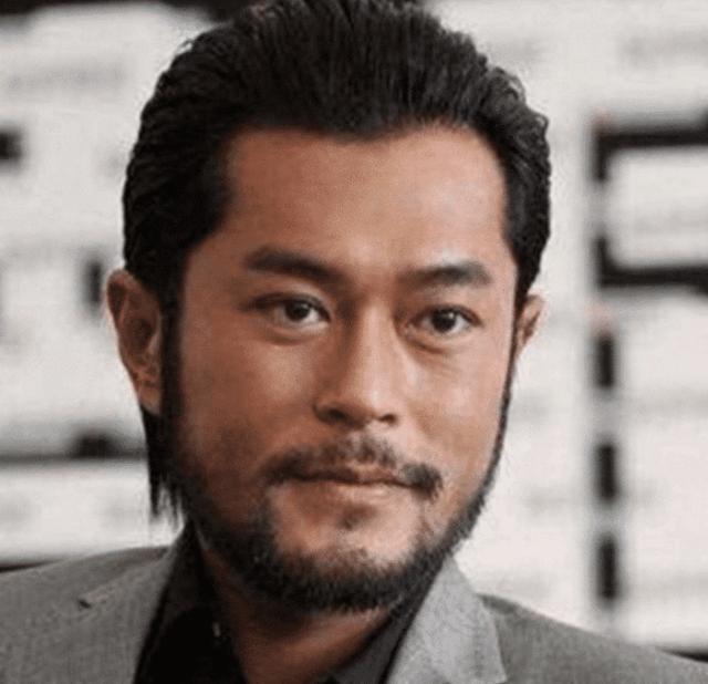 古天乐可以说没什么时候是不帅的,留不留胡子都好看,即便不留胡子也是