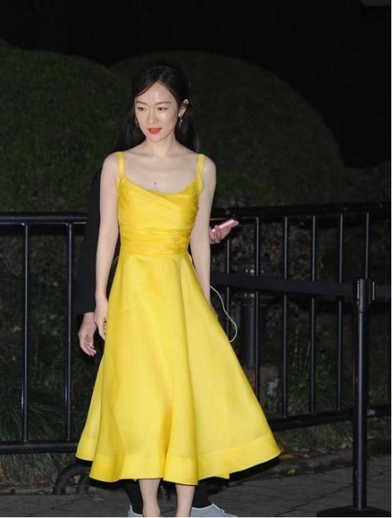 霍思燕这身"萝卜裙"真抢镜,不仅显得皮肤白皙,还带着柔情感