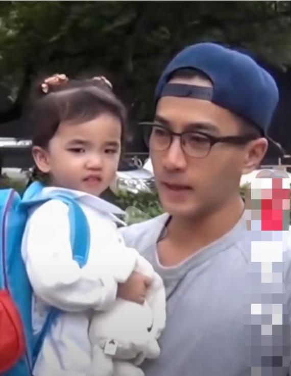 杨幂女儿高清照5岁小糯米扎起两个小辫脸蛋肉嘟嘟超像刘恺威