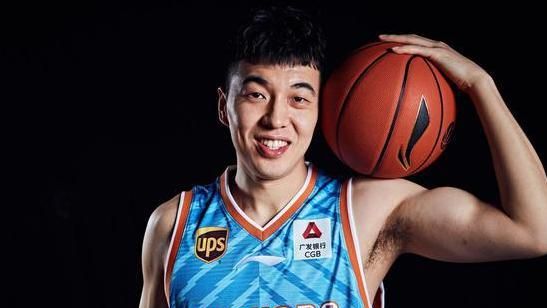 新疆战神曾令旭吃止痛片出场周琦你打我就放心了