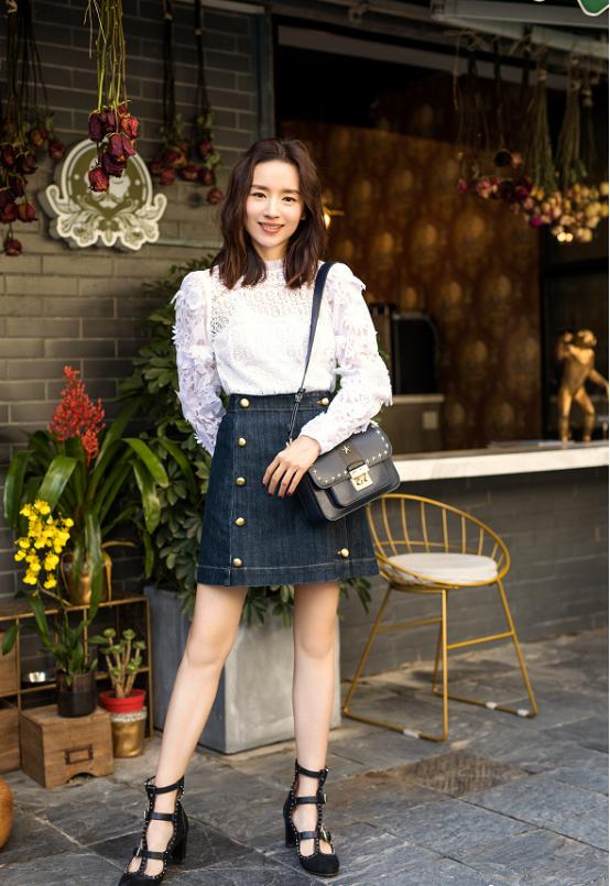 董洁才是时尚界的代表,穿得比学生还稚嫩,但脸上写满了岁月