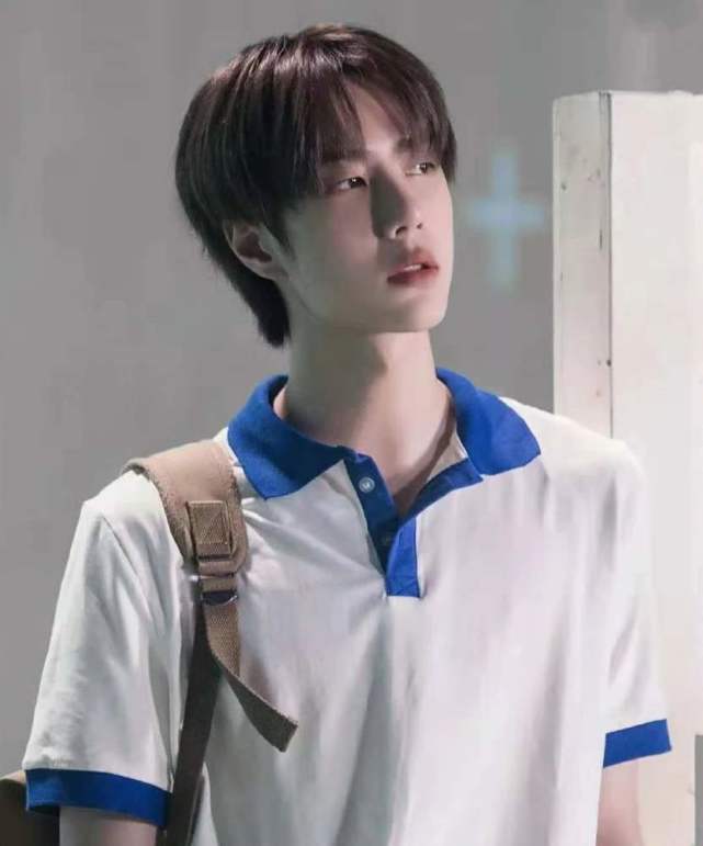 王一博上学没人追看到他的校服照后粉丝是我不配