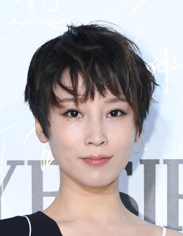 谁说短发没女人味?谢楠穿黑白拼接连衣裙知性利落,短发更显率性