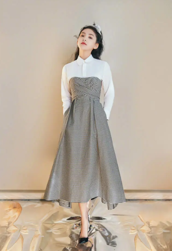 初恋脸章若楠太会穿复古抹胸裙配衬衣时髦又个性