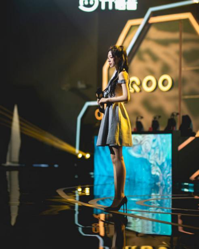 kpl最美女解说天云惊现1米5视角照,难不成是另一个王奕萌?