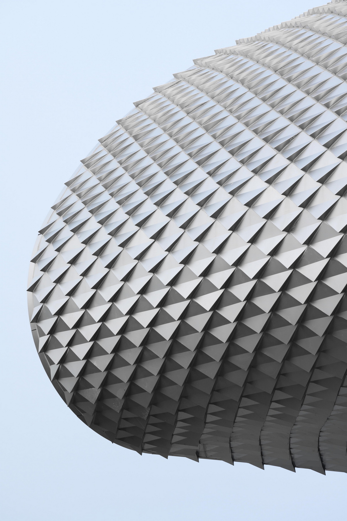 建筑的表皮运用一体化参数化设计,鱼鳞片状的铝板微妙的变化排布,使外