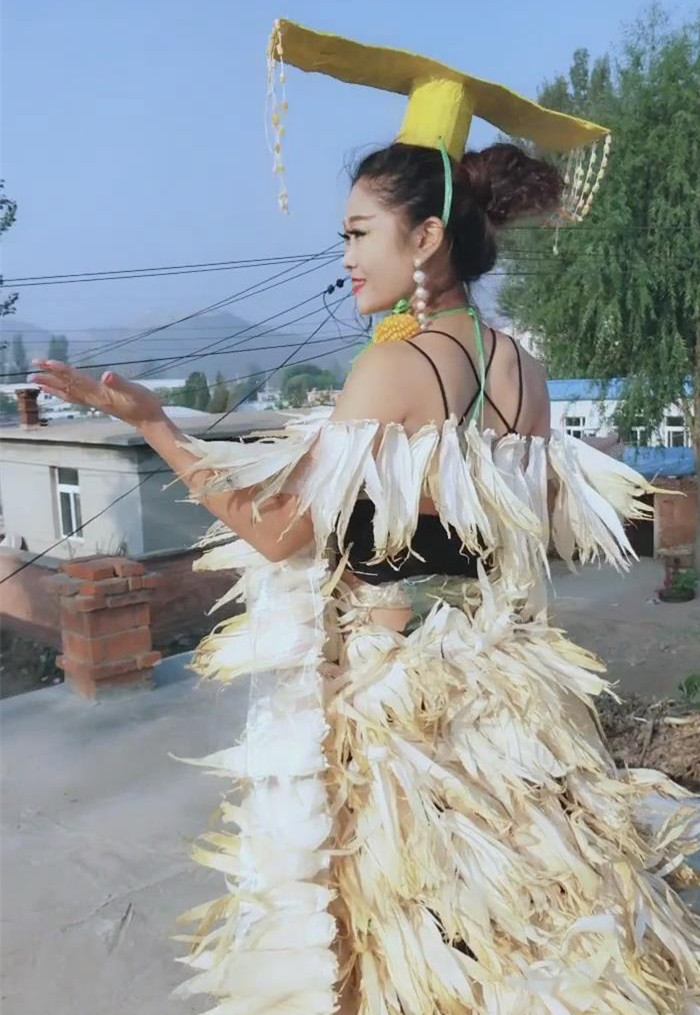 女子穿着玉米叶做的衣服当她回头的那一刻想去她家掰玉米