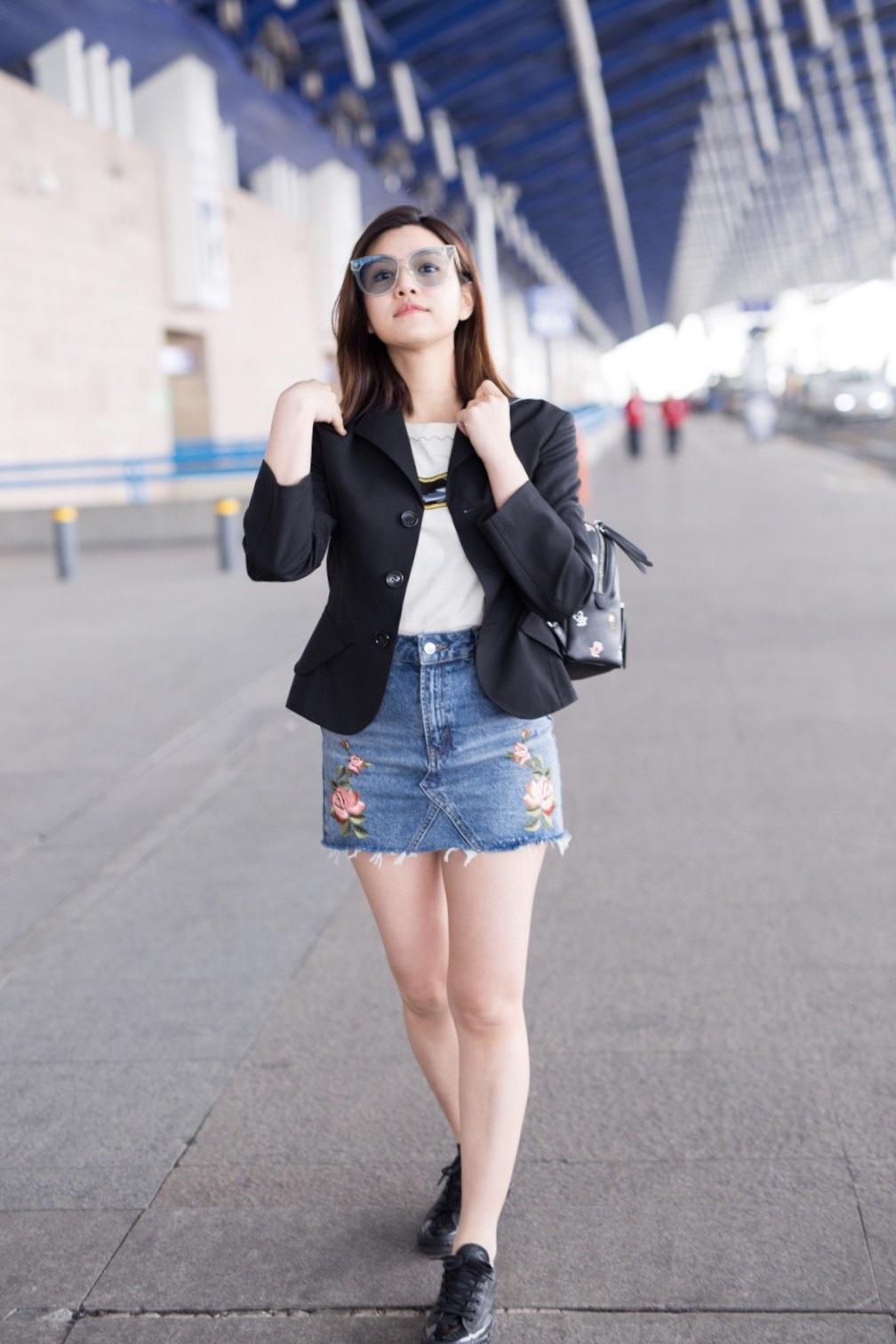 陈妍希少女感爆棚穿黑色西服搭配牛仔短裤走机场秒变时尚辣妈