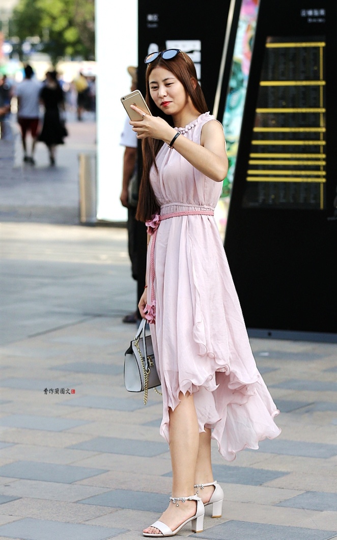 街拍站立时尚潮头的一字带凉鞋美女