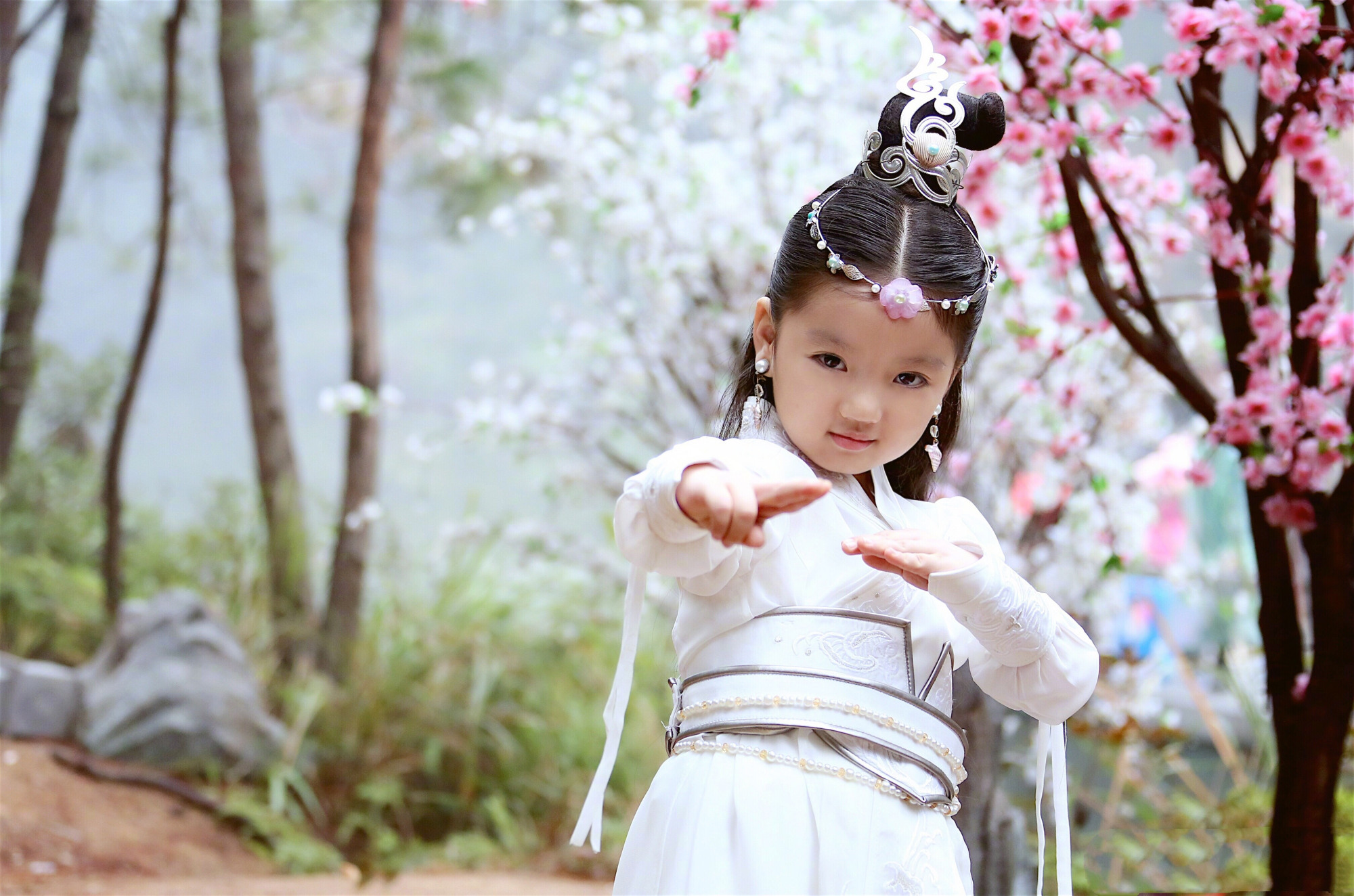 8岁阿拉蕾小龙女造型五官精致没长残精湛演技不愧是小戏骨