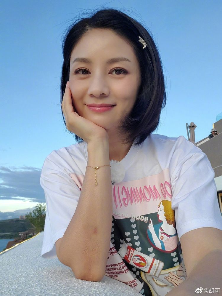 胡可晒九宫格自拍,短发出镜皮肤白皙少女感满满