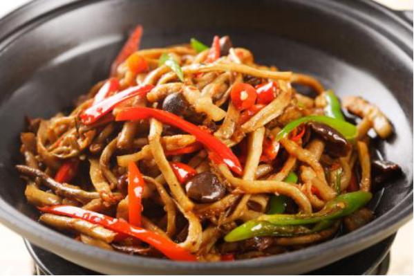 葱油白灵菇白灼金针菇干锅腊肉茶树菇凉拌皮蛋的做法