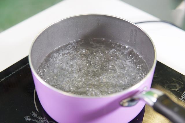 第四步:先煲滚一锅水.