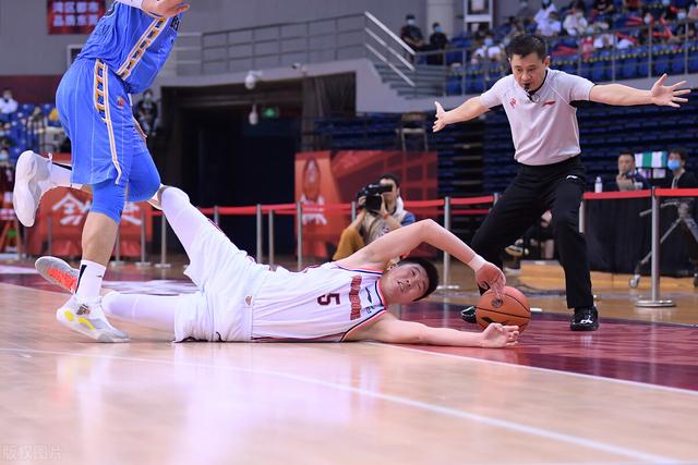 王薪凯被翟晓川猛踩裆部前者痛苦挣扎裁判回应让网友愤怒不已