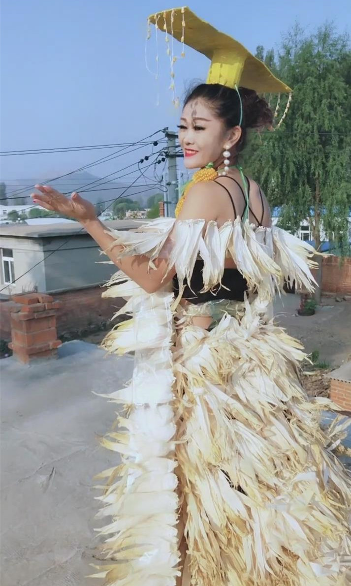 女子穿着玉米叶做的衣服当她回头的那一刻想去她家掰玉米