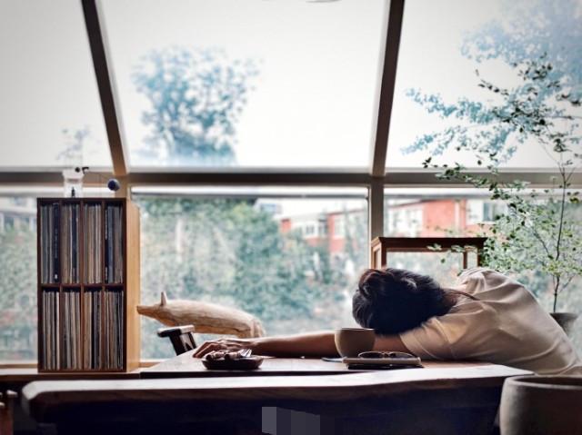 清静的时光,暂时远离一切喧嚣的她,给人一种岁月静好的感觉,意境十足