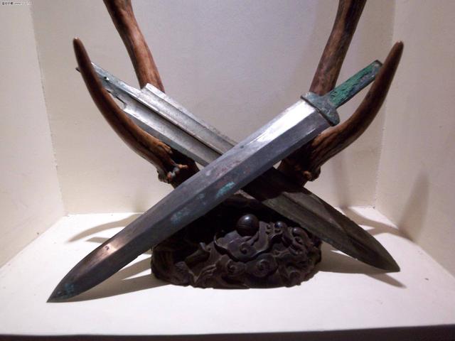 此外,汉朝古墓还出土了编钟,编磬,镈,铜鼎,鎏金龙首铜乐器架,错金银嵌