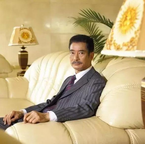 影视界"老人"专业户,从二三十岁就演老人,如今70多颜值依旧|何耀深