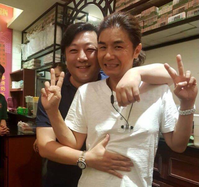 蔡济文出道时,被誉为"小张国荣",他不仅和张国荣同样有一双忧郁的眼睛