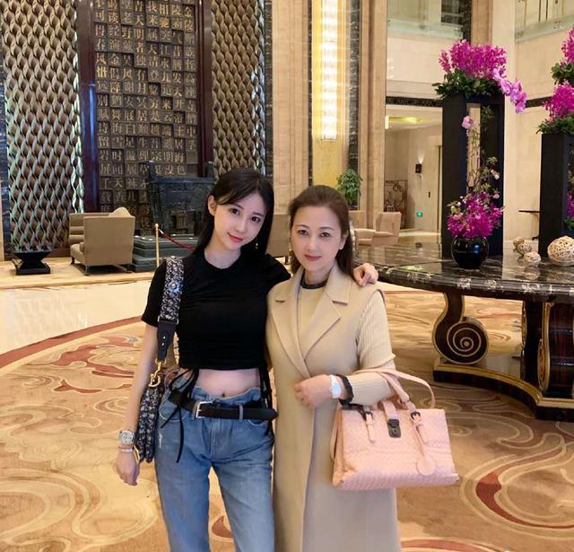 潘玮柏老婆生活照流出,马甲线太明显,难怪能让单身多年的他心动