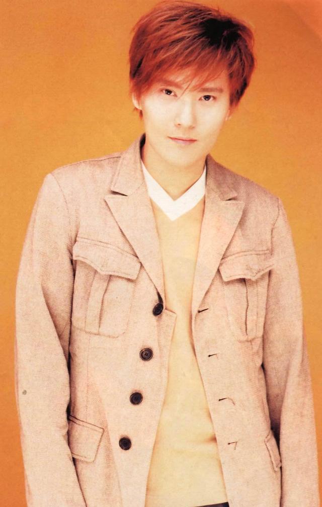 张信哲1987年时正在台北读大二,有一次他参加了一场比赛,比赛一结束