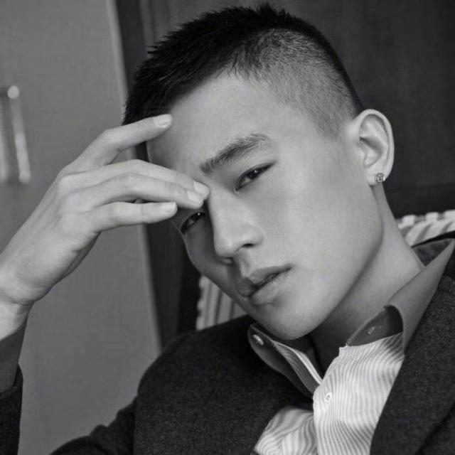 但相信大家都知道,寸头发型最容易检验出一个人的颜值,所以对于欧豪来