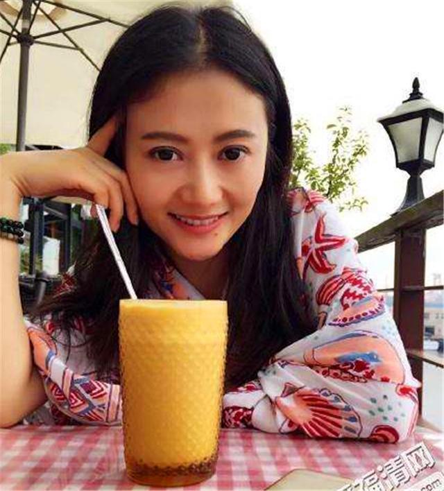 而且聪明伶俐,在学校很多节目中都担任主持人