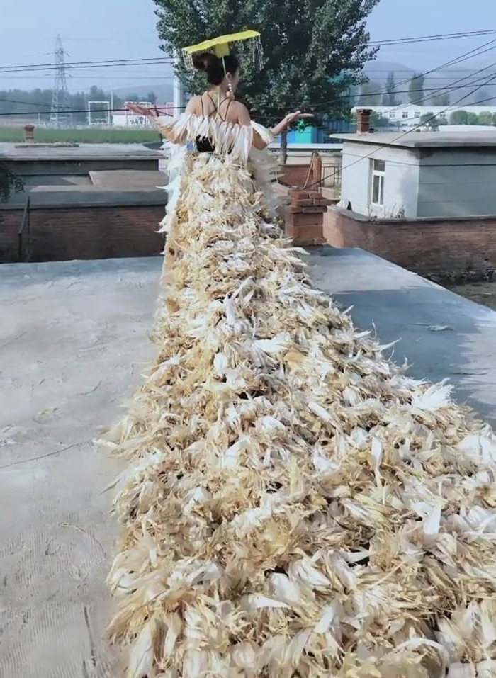 女子穿着玉米叶做的衣服当她回头的那一刻想去她家掰玉米