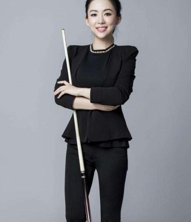 潘晓婷西装写真修身紧致展现完美身材她才是大众的梦中情人