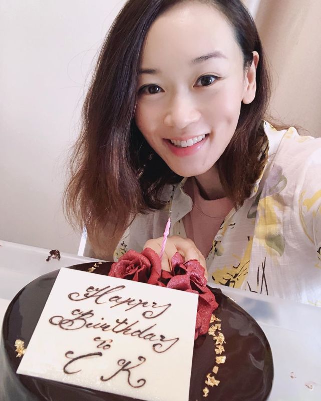 港姐冠军杨思琦晒自拍庆祝42岁生日