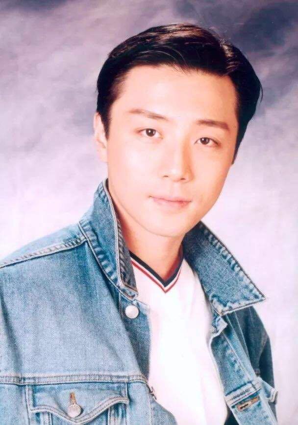 2014年,郑敬基开演唱会,海报上已经打出了黄宝欣,郑伊健,蔡济文任嘉宾