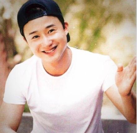 张庭老公林瑞阳年轻时也是一英俊小伙,而倪大红也曾神似过吴彦祖