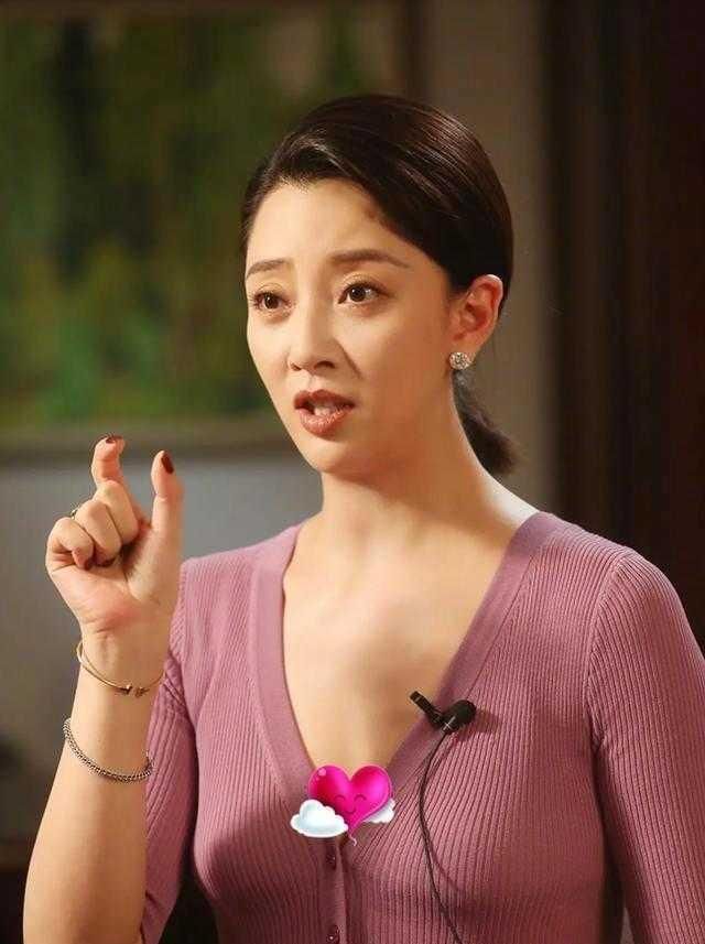 殷桃采访造型美爆了穿紫色v领针织衫配低马尾气质高贵