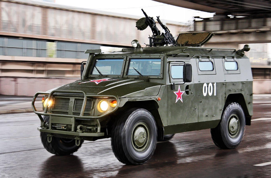 俄东部军区侦察兵首次接收,一批"虎-m"装甲车