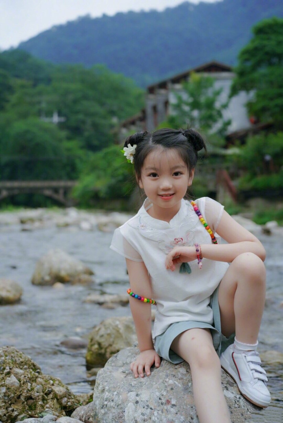 8岁阿拉蕾小龙女造型,五官精致没长残,精湛演技不愧是小戏骨