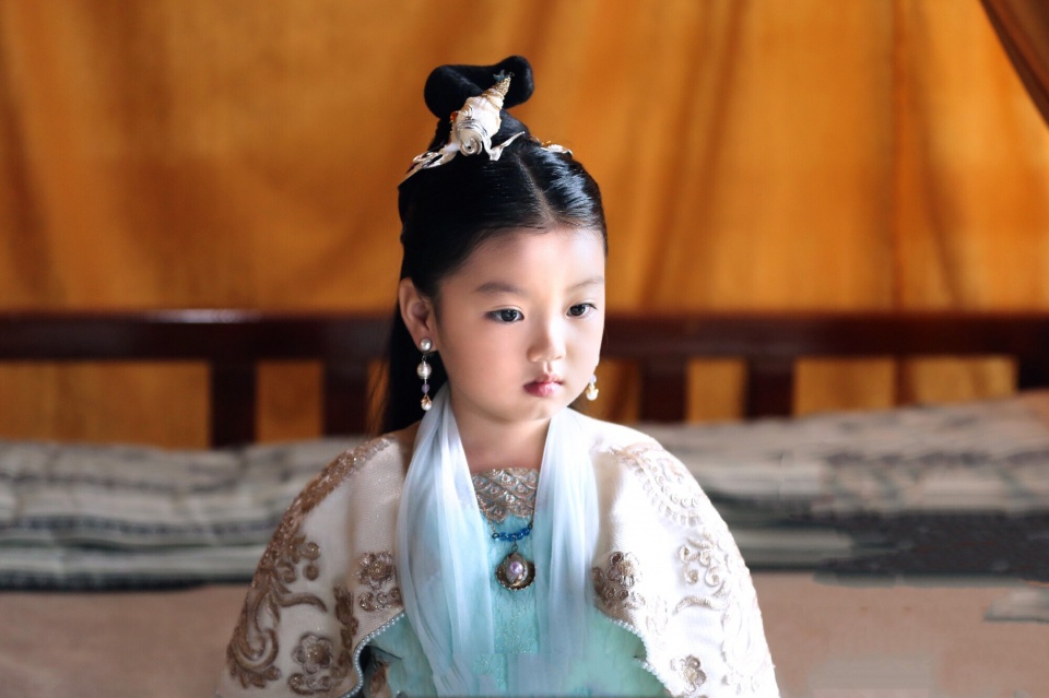 阿拉蕾在剧中的古装造型还挺丰富的,这件黄色的蕾丝纱裙,搭配金色的头