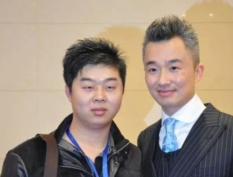 他是著名主持人老婆比他小18岁还是央视的美女主播