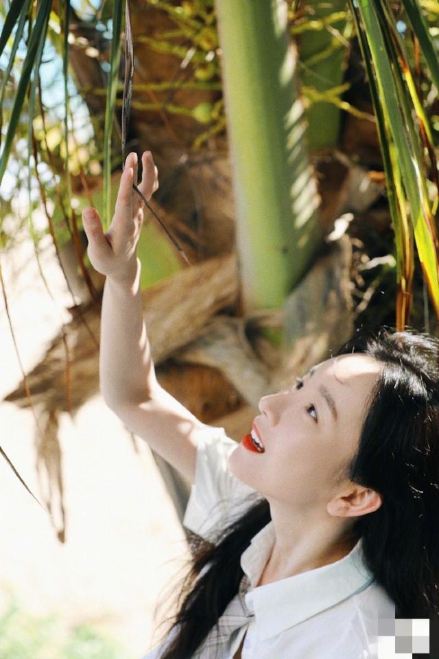 张檬晒男友视角美照,衬衫裙打领带清纯满屏,黑发红唇又甜又美