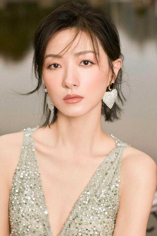 万茜右手骨折未愈就主持芒果台晚会，台风稳还是油腻抢话？|乘风破浪的姐姐|万茜|晚会_新浪新闻