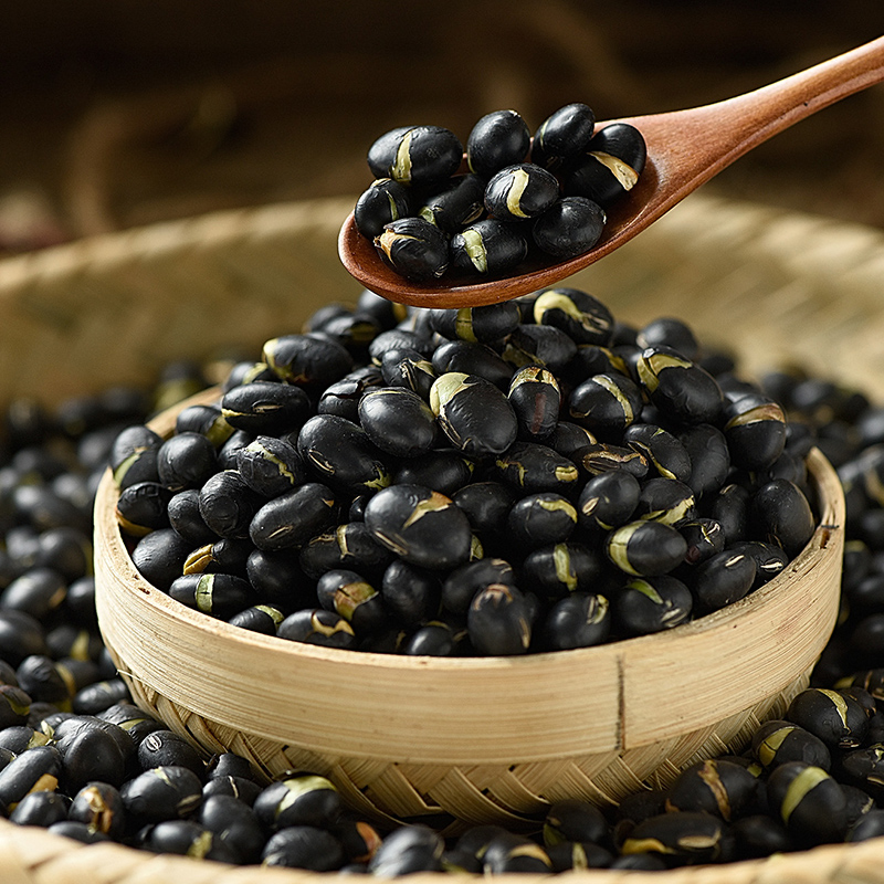 黑豆,为豆科植物大豆的干燥成熟种子,有"豆中之王"的美誉,备受人们
