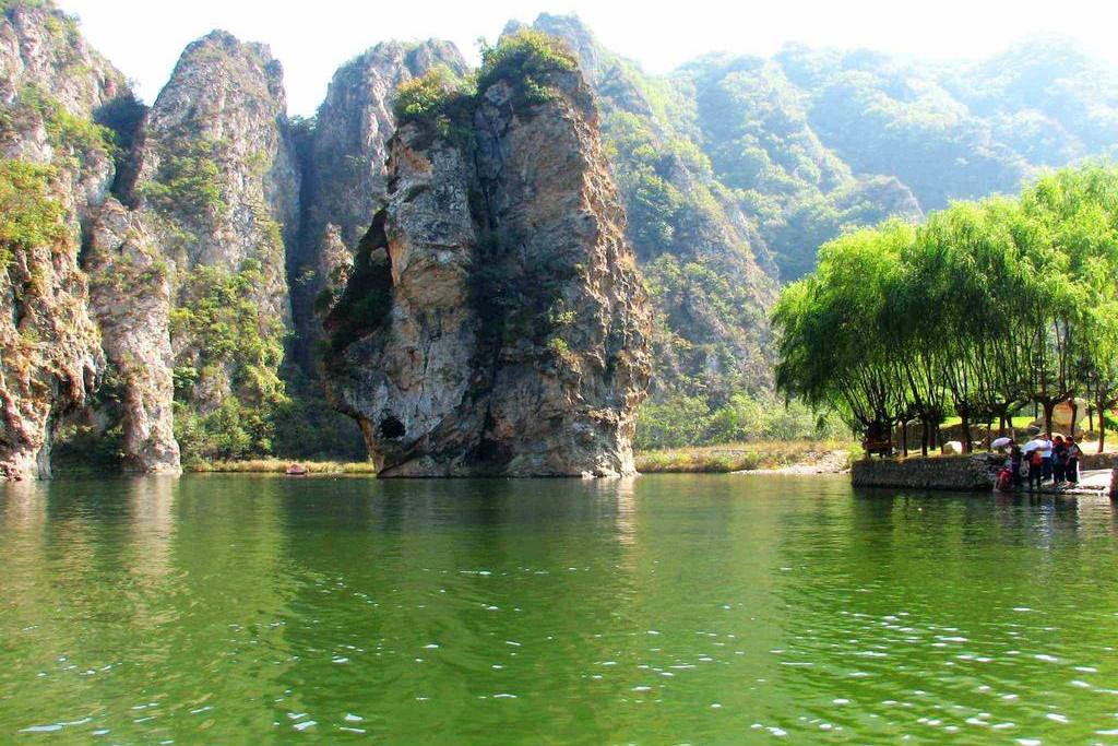 九寨沟湖水常年清澈见底,碧蓝澄澈,随着季节的变化和日光的照射,还会