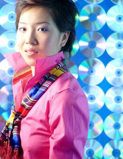 李晓霞早期写真,满脸胶原蛋白,非主流发型,看着有点中二!